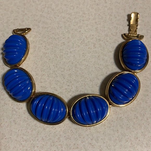 Monet gold tone blue stone bracelet (65)